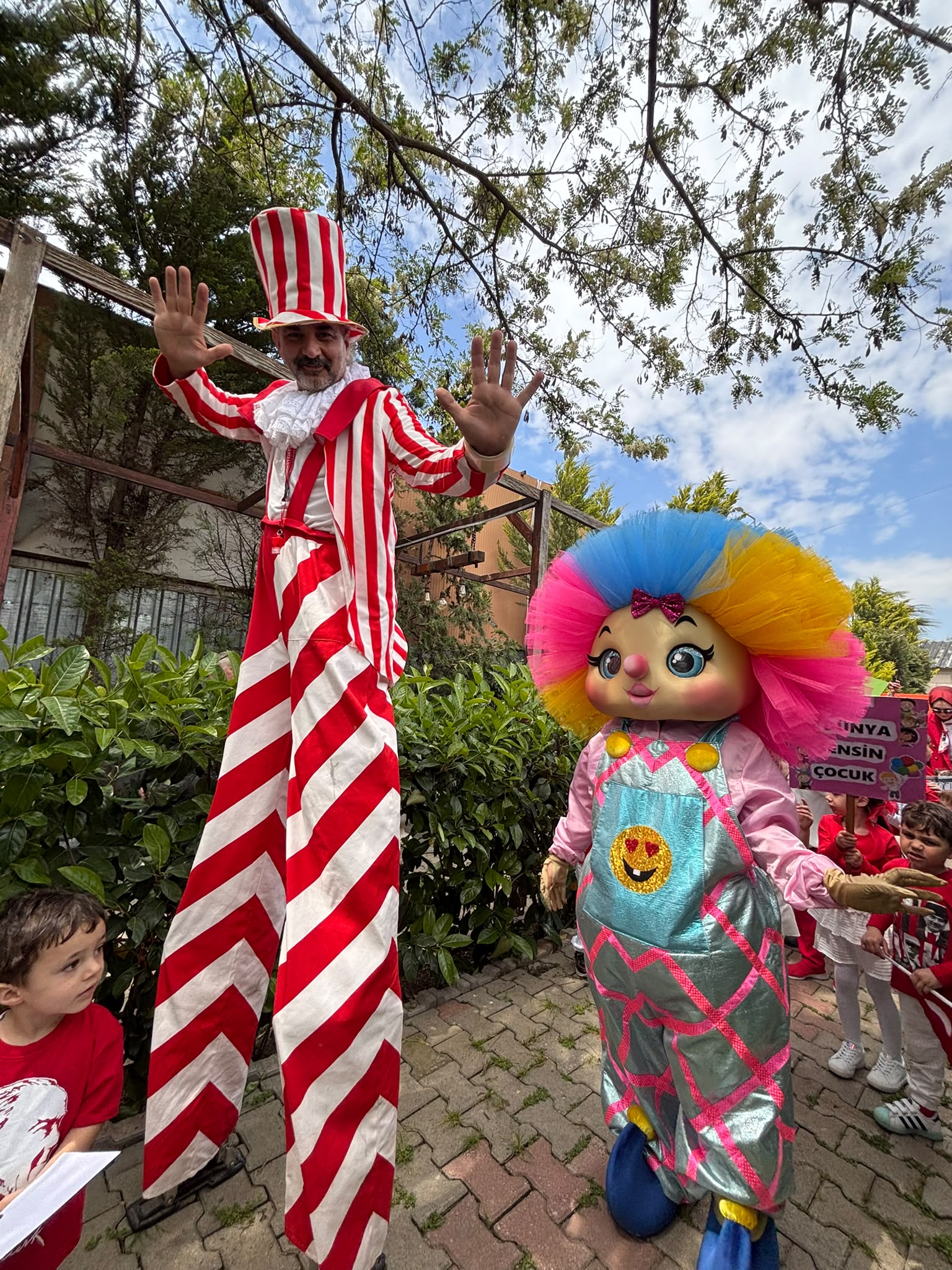 İzmir parti organizasyonu stilts ve festival animasyon